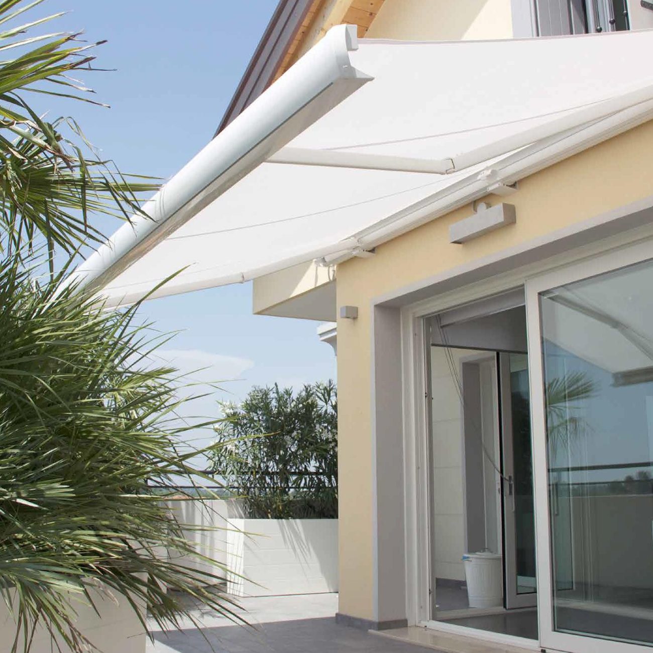 retractable awnings bayside